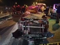 İzmir'de Otomobil Tıra Arkadan Çarptı Açıklaması 1 Ölü, 1 Yaralı Haberi