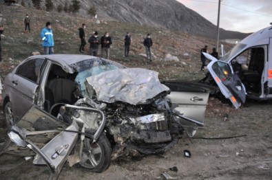 Karşı Şeride Geçen Otomobil İle Ambulans Kafa Kafaya Çarpıştı Açıklaması 3 Ölü, 3 Yaralı