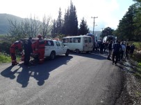 Seydikemer'de Mezarlığın Duvarına Çarpan Minibüsteki 2 Kişi Yaralandı
