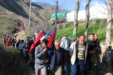 Şırnak'ta Unutulmaya Yüz Tutan Gelenek Yaşatılıyor Açıklaması Gelini Ata Bindirip Damat Evine Götürdüler