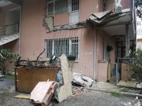 Üsküdar'da 5 Katlı Binada Evin Balkonu Çöktü