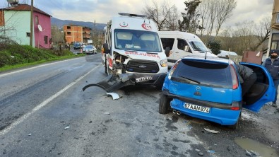 Ambulans İle Otomobil Çarpıştı Açıklaması 4 Yaralı