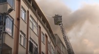 Eyüpsultan'da 3 Katlı Binanın Çatısı Alev Alev Yandı