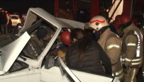 İstanbul'da Feci Kaza Açıklaması Direğe Ok Gibi Saplanan Araçtan Sağ Çıktı