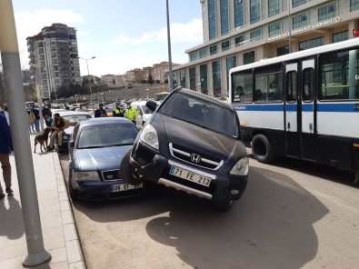 Kırıkkale'de İlginç Kaza, Cip Park Halindeki Otomobilin Üzerine Çıktı