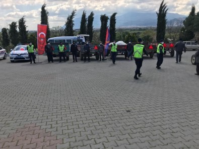 Manisa'da Jandarma Çiftçilere Reflektör Dağıttı