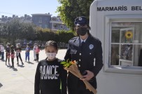 Marmaris'te Polis Ekipleri Öğrencilere Kep Ve Maske Dağıttı