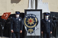 Polisler Atatürk Anıtına Çelenk Bıraktı