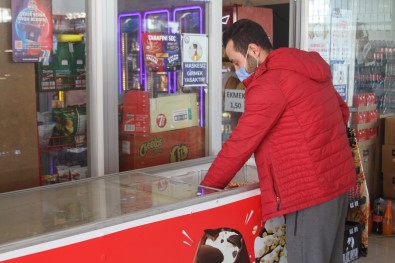 Rüzgarın Sürüklediği Dolabı Tutmaya Çalışan Market Sahibi Açıklaması 'Ayaklarımız Kaydı, Dolabı Zapt Edemedik'