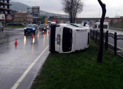 Samsun'da Hafif Ticari Araç Refüje Devrildi Açıklaması 1 Yaralı