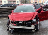 Samsun'da Viyadükteki Bariyere Çarpan Otomobile Başka Araç Çarptı Açıklaması 1 Yaralı Haberi