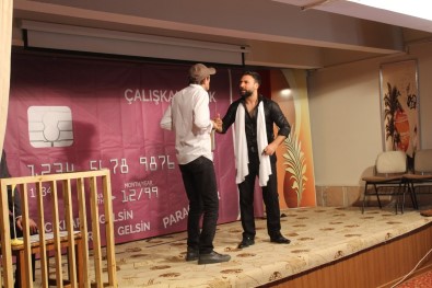 Şemdinli'de 'Dikkat Aile Var' Oyunu Sahnelendi