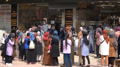 Siirt'te İndirimi Duyanlar Tedbirleri Unutup Mağaza Önünde Kuyruğa Girdi