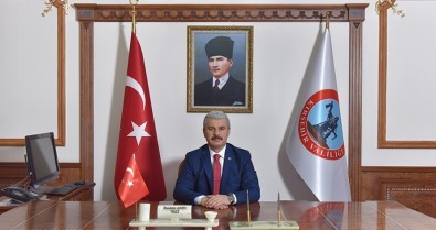 Vali Akın, 'Polis, Suçluların Adalete Tesliminde Ve Ülke Bütünlüğünün Korunmasında Önemli Bir Görev İfa Etmektedir'