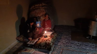 Yeşilli Belediyesinin Elektriğini Kestiği Evde Mum Işığında Ders Çalışan Kız Açıklaması 'Bize Sahip Çıkın'