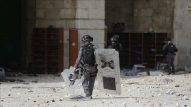 İsrail polisi Mescid-i Aksa'da AA kameramanını darbetti