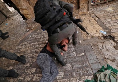 İsrail polisi Mescid-i Aksa'yı işgal ediyor! İşte vahşetin en net görüntüsü...