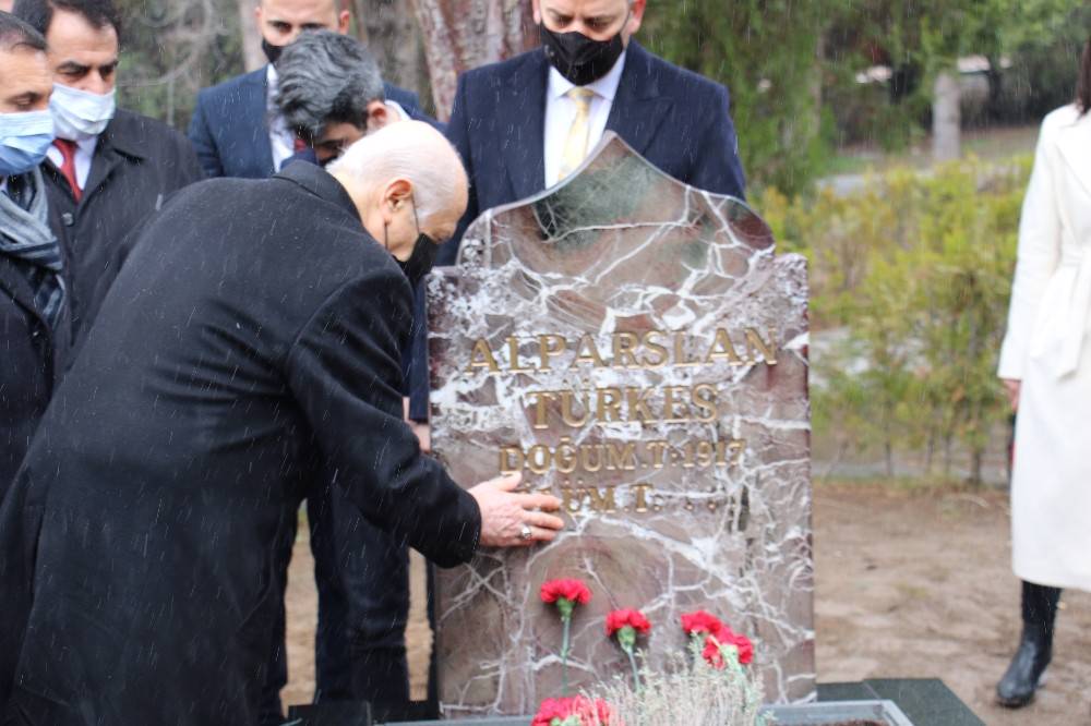 Bahçeli'den Türkeş'in kabrine ziyaret