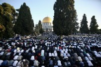 Filistinliler Ramazan Bayramı namazını Mescid-i Aksa'da kıldı