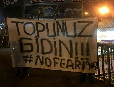 Fenerbahçe taraftarından yönetime sert tepki!