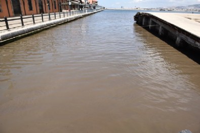 İzmir'de hayrete düşüren görüntü: Kanalizasyon suları denize akıyor