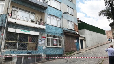 Fatih'te hareketli dakikalar: Kolonları çatlayan 5 katlı bina boşaltıldı