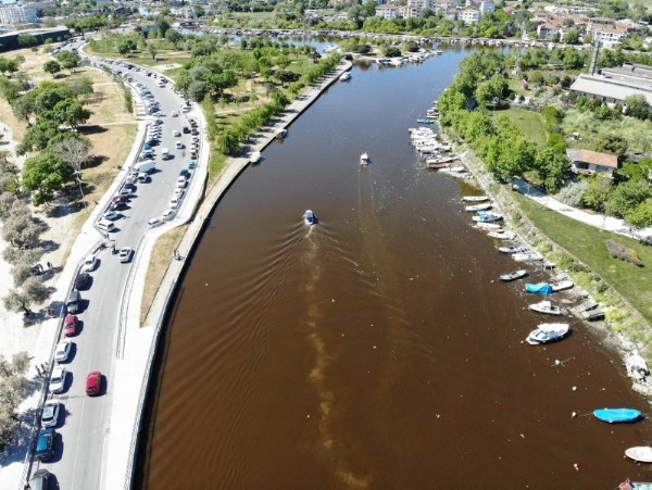 İstanbul'da 'kırmızı' panik! Dereyi görenler tedirgin oluyor...