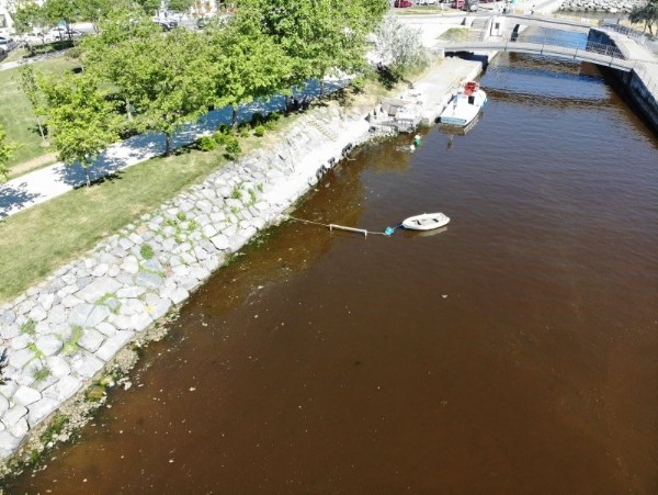 İstanbul'da 'kırmızı' panik! Dereyi görenler tedirgin oluyor...