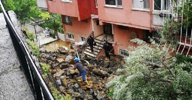 Beykoz'da istinat duvarı çöktü!
