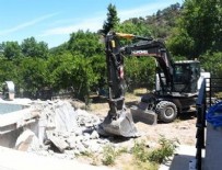 Eski Kemer belediye başkanı Mustafa Gül'ün eşinin kaçak villası yıkılıyor!