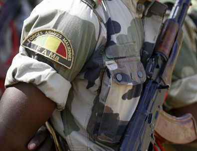 O ülkede başbakan askeri kampa götürüldü!