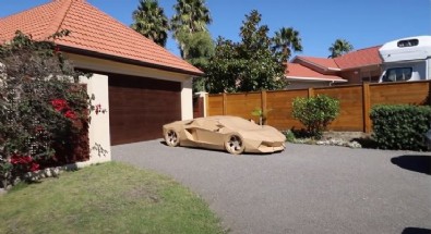 Fiyatı dudak uçuklattı! Kartondan yaptığı aracı bakın kaça sattı?