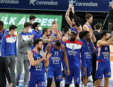 Anadolu Efes CSKA'yı devirdi! Finale adını yazdırdı!