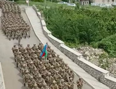 Azerbaycan'da askerler Mehter Marşı’yla yürüdü!