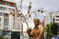 Eskişehir Belediyesi'nden 'ağaç diken genç ve çocuk heykeli'