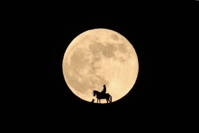 AA'nın Van'da çektiği Süper Ay fotoğrafları dünya basınında