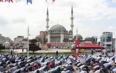 Uluslararası basın Taksim Camii'nin açılışı sonrası yine provokatif haberlere imza attı