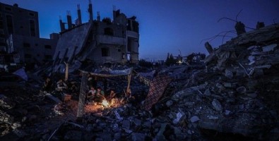 İşgalci İsrail'in bombaladığı evinin enkazında yaşıyor: Gidecek başka yerim yok
