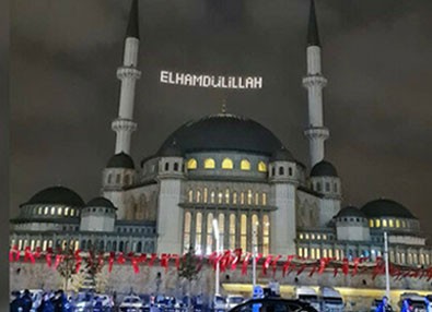 Taksim Camii’nin ilk mahyası: Elhamdülillah!