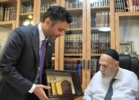 BAE Büyükelçisi, siyonist Yahudilerin ruhani lideri Şalom Kohen’den kendisini kutsamasını istedi