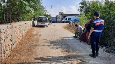 Kocasi Ve Görümcesini Uykuda Öldürdü