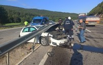 DİREKSİYON - Orta Refüje Ok Gibi Saglandi, 2'Si Çocuk 4 Kisi Yaralandi