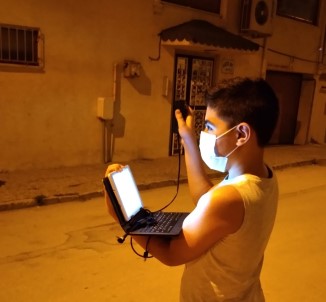 Çocuklar Sokaga Çikip Isik Kirliligini Ölçtü