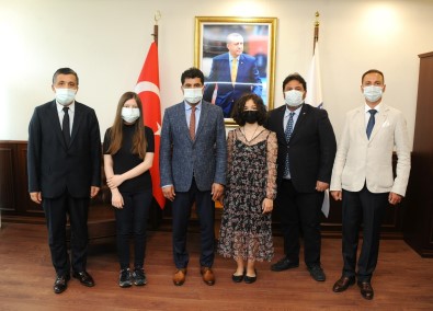 Devlet Konservatuari Ögrencileri ADÜ Rektörü Aldemir Ile Görüstü