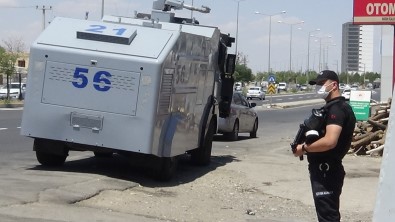 Diyarbakir'da Cinayet Zanlisi Damadin Evinin Etrafinda TOMA'li Önlem