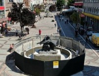 RECEP GÜRKAN - Edirne'de heykel, görünmüyor diye caddenin ortasına taşındı!
