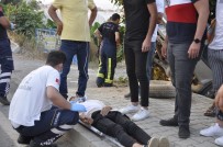 TİCARİ ARAÇ - Elektrik Diregine Çarpan Kamyonette Sikisan Kardesleri Itfaiye Kurtardi