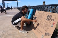 DÜNYA TURU - Kendisini Aglatabilene 100 TL Veriyor