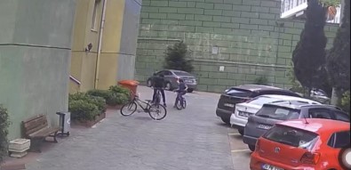 (Özel) Istanbul'da Ilginç Bisiklet Hirsizligi Açiklamasi Eskisini Birakip Yenisini Götürdü