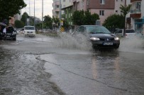 KARAKAYA - Siddetli Yagmur Caddeleri Suyla Doldurdu